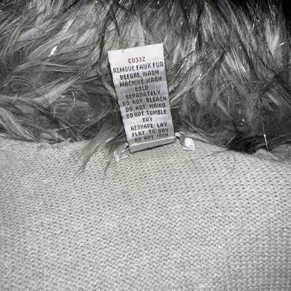 La Seine- Gray Faux Fur Trimmed Women's Cardigan Vest Cape EUC - Picture 8 of 10